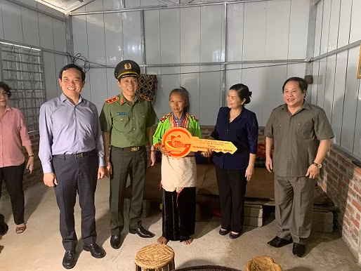 Deputy Minister Luong Tam Quang and other leaders hand over the houses to poor people in Vang San commune.