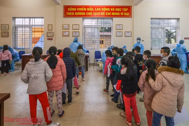 On the same day, health workers worked all day to collect swab samples for COVID-19 tests from around 1,000 students and their teachers at the school.