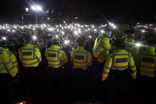 Londoners protest after police officer charged with woman's murder ảnh 1