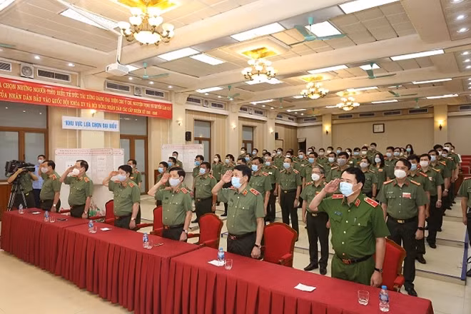 Public security leaders, officers and soldiers attend the opening ceremony of the election at Polling Station No.7 (in Tran Huong Dao ward, Hoan Kiem district, Hanoi).