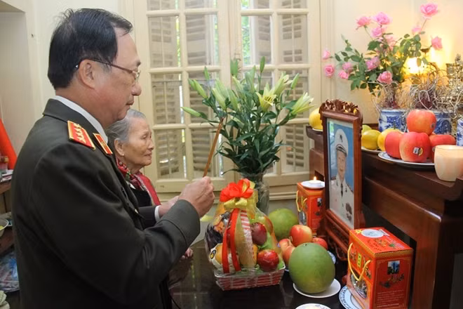 Deputy Minister Nguyen Van Thanh pays respect and offers incense to Pham Tam Long.