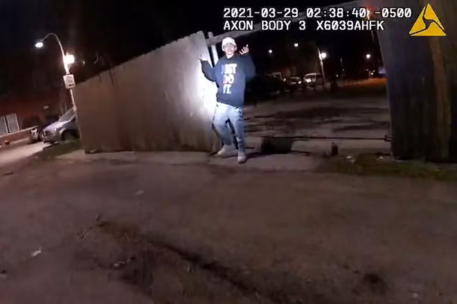 Chicago releases graphic video of police shooting 13-year-old ảnh 1