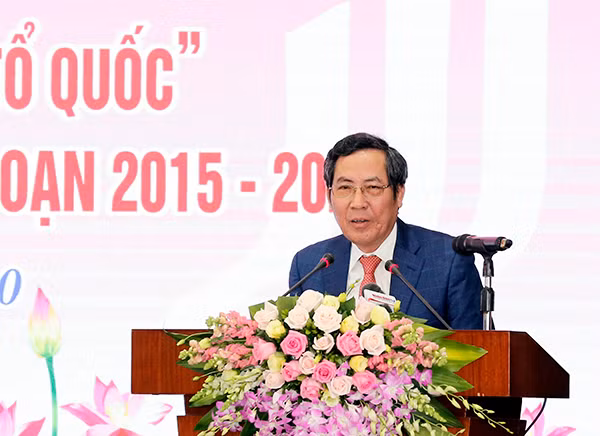 Mr. Thuan Huu speaks at the meeting. Mr. Thuan Huu speaks at the meeting.