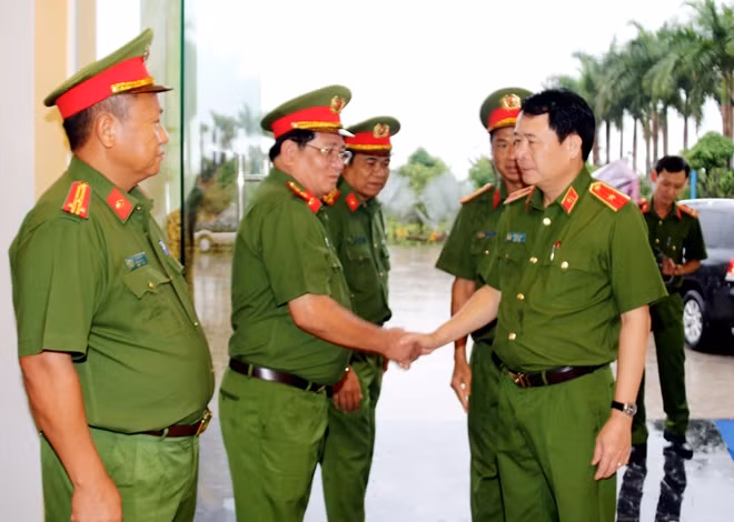 Deputy Minister Le Quoc Hung visit the Cai Tau Prison.