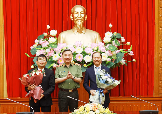Minister To Lam presents “For National Security Protection” Medals to Deputy Ministers of Foreign Affairs Minister To Lam presents “For National Security Protection” Medals to Deputy Ministers of Foreign Affairs