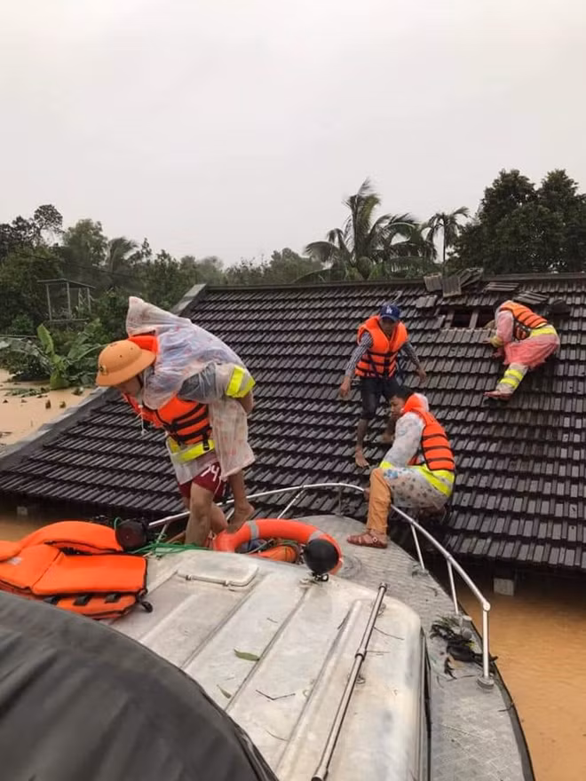 Heavy downpours over the past days have made many localities of Quang Tri province deeply inundated. In order to ensure safety for the local people, hundreds of police officers have been mobilized to evacuate people from flooded areas to safe places.