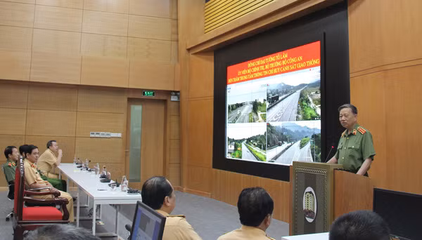 Minister To Lam speaks at the event.