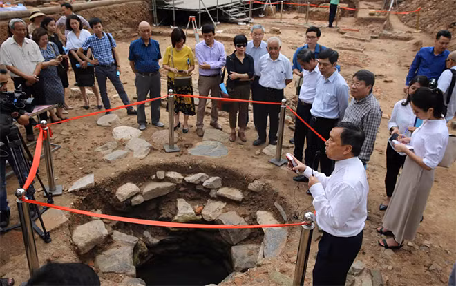 At an excavation site in the Kinh Thien Palace.