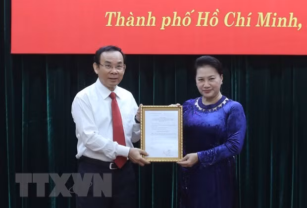 National Assembly Chairwoman Nguyen Thi Kim Ngan (R) presents the Plitburo's decision to Nguyen Van Nen on October 11 (Photo: VNA)