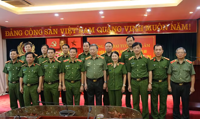Minister To Lam, Deputy Minister Nguyen Duy Ngoc and other delegates at the event.