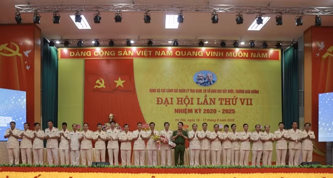 Deputy Minister Le Quoc Hung and the new the Executive Committee of the Party organization of the Police Department of Management of Prison, Compulsory Re-education Center and Reform.