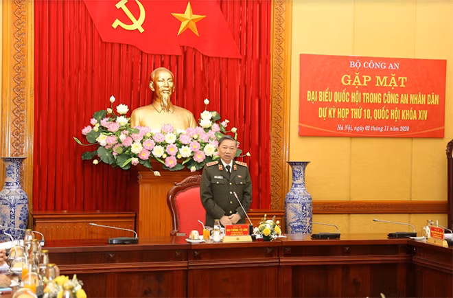 Minister To Lam speaks at the event.