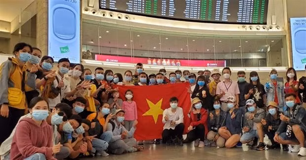 Vietnamese citizens in Israel who are about to board a plane home (Photo: VNA)