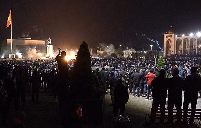 Opposition in Kyrgyzstan claim power after storming government buildings ảnh 1