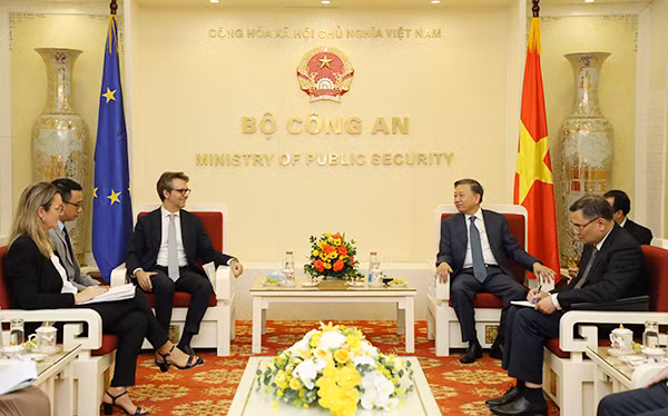 Minister To Lam and Ambassador Pier Giorgio Aliberti at the event.