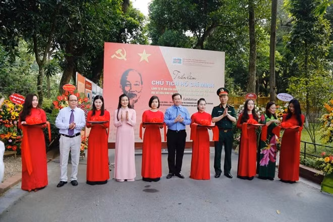 Delegates at the exhibition's opening ceremony.