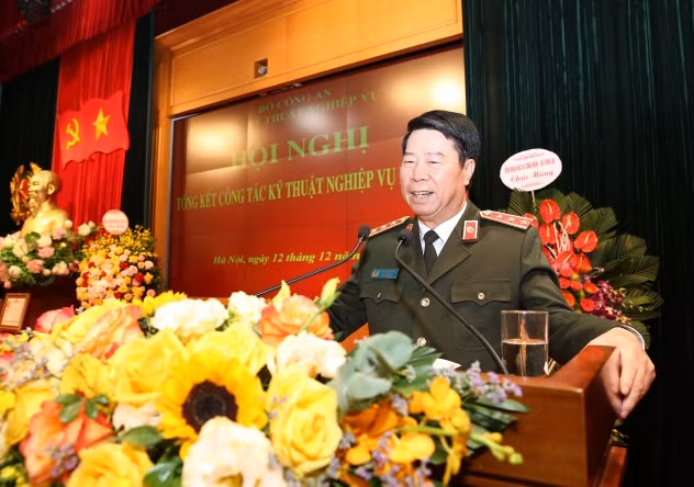 Deputy Minister Bui Van Nam speaks at the meeting.