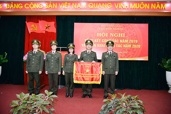 Deputy Minister Nguyen Van Thanh awards Certificates of Merit from the Ministry of Public Security to outstanding individuals of the department.