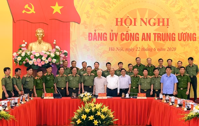Party General Secretary and State President Trong, Prime Minister Phuc and other delegates at the meeting.