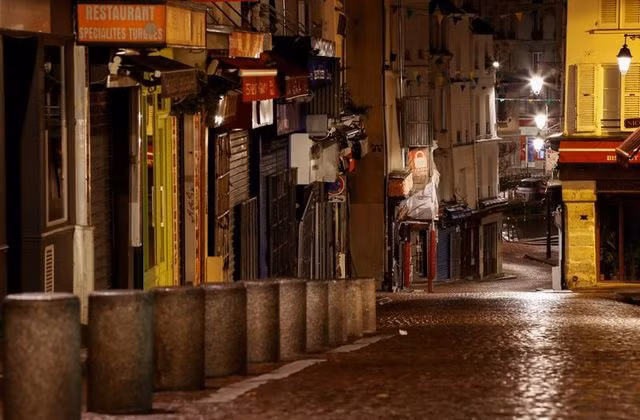 More Paris shops to close at night to tackle worsening COVID-19 crisis ảnh 1