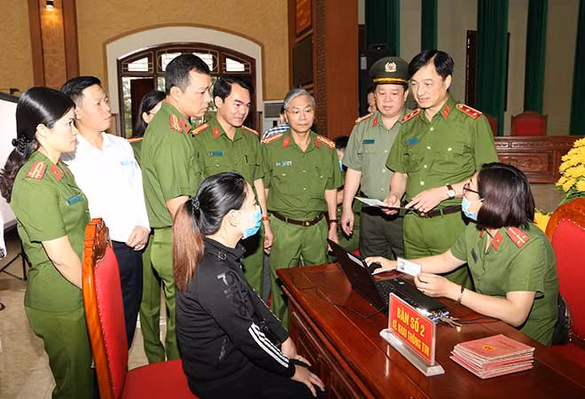 Deputy Minister Nguyen Duy Ngoc checks e-ID card issuance procedures at a mobile working team in Kim Bang district, Ha Nam province.