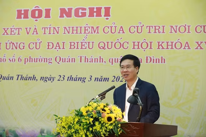 Mr. Vo Van Thuong addresses the voters' meeting.