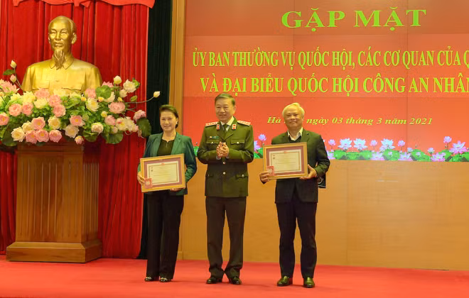 Minister To Lam awards the “National Security Protection” Medal to NA Chairwoman Nguyen Thi Kim Ngan and NA Vice Chairman Uong Chu Luu.