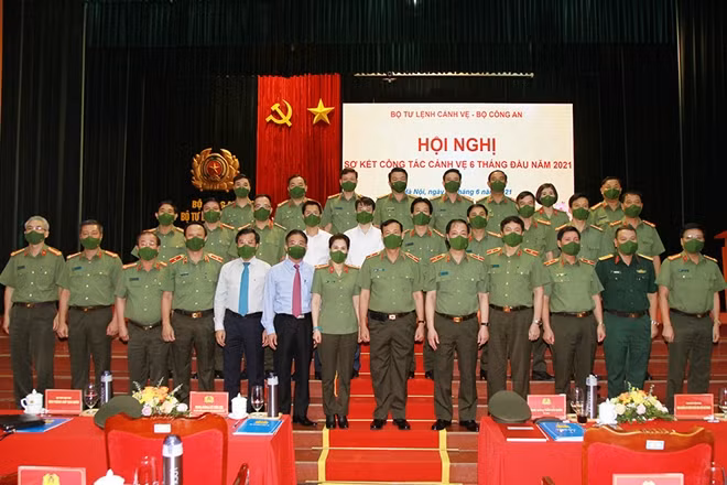Deputy Minister Le Tan Toi and delegates at the event.