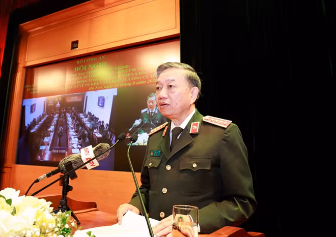 Minister To Lam speaks at the meeting.