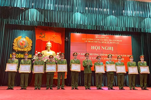 Under the authority of the Prime Minister, Deputy Minister Nguyen Duy Ngoc awards presents Certificates of Merit from the Prime Minister to individuals officers from the department.