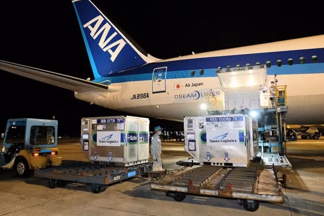 The NH897 flight departing from Narita airport and carrying nearly 1 million doses of the AstraZeneca vaccine arrives at Noi Bai International Airport at 10.00pm on June 16. (Photo: MoH) The NH897 flight departing from Narita airport and carrying nearly 1 million doses of the AstraZeneca vaccine arrives at Noi Bai International Airport at 10.00pm on June 16. (Photo: MoH)