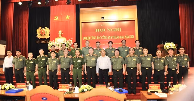 President Nguyen Xuan Phuc, Minister To Lam and other delegates at the event.