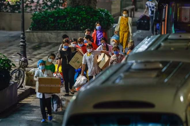 Later that night the Hanoi Military High Command dispatched more than 30 vehicles to transport nearly 700 relatives of patients at Bach Mai hospital to a quarantine camp.