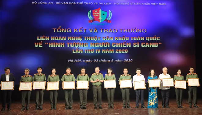 Deputy Minister Thanh awards the Certificates of Merit to teams and individuals with outstanding contributions to the sucessful organization of the festival.