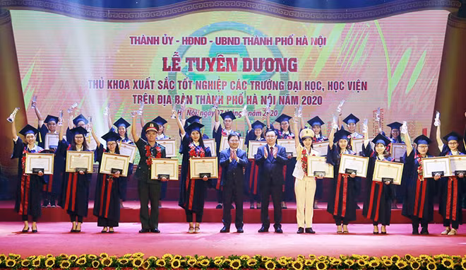 Secretary of the Hanoi Party Committee Vuong Dinh Hue awards certificates of merit to the best graduates of universities and institutes in Hanoi in 2020.