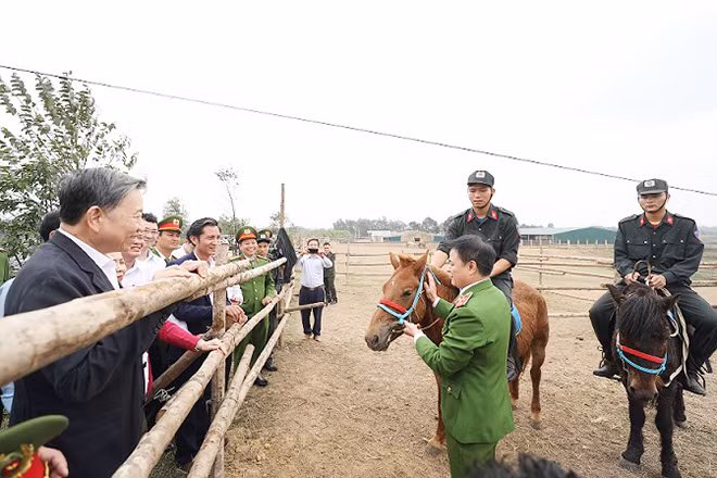Minister To Lam talks with the center’s leaders and cavalry officers.