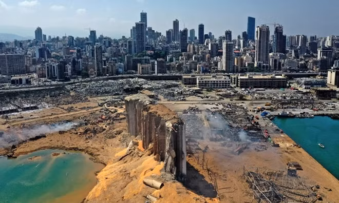 Lebanese vent rage against their leaders after blast; protesters gather ảnh 1