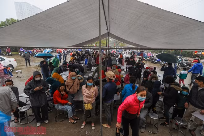Meanwhile, as many as 16 cities and provinces nationwide have moved to temporarily shut schools a week ahead of the lunar New Year (Tet) break in an attempt to slow the spread of the SARS-CoV-2 virus. The localities are Hai Duong, Quang Ninh, Hai Phong, Bac Ninh, Thai Binh, Hoa Binh, Hanoi, Son La, Hung Yen, Bac Kan, Tuyen Quang, Vinh Phuc, Ba Ria - Vung Tau, Binh Duong, Gia Lai, and Binh Phuoc.