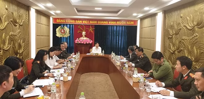 Deputy Minister Nguyen Van Son chairs the meeting.
