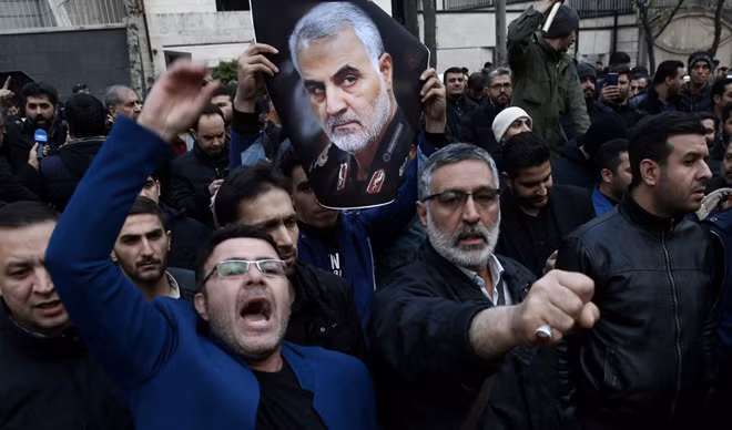 Thousands gather in Baghdad to mourn Soleimani, others killed in U.S. air strike ảnh 1