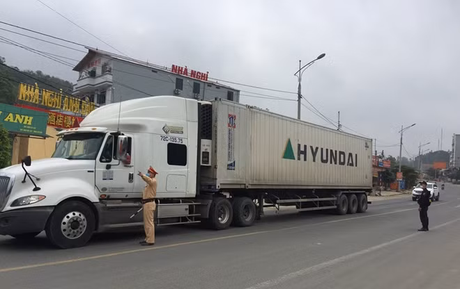 The Lang Son Traffic Police ensures traffic safety for vehicles exporting goods to China.