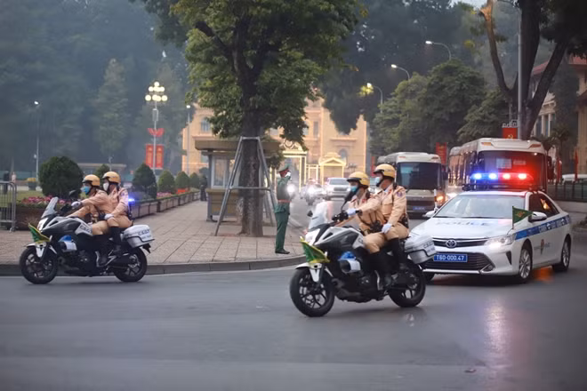 Police forces have been deployed to roads and public places to ensure absolute safety for the 13th National Party Congress.