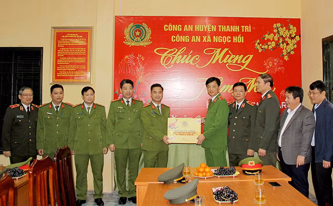 Deputy Minister Nguyen Duy Ngoc presents gifts from the Ministry of Public Security to the Kim Ma Ward's Civil Guard Force. Deputy Minister Nguyen Duy Ngoc presents gifts from the Ministry of Public Security to the Kim Ma Ward's Civil Guard Force.