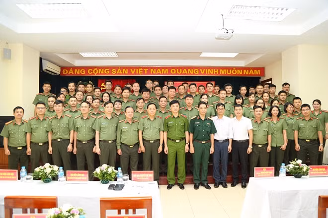 Deputy Minister Nguyen Duy Ngoc and other delegates at the event.