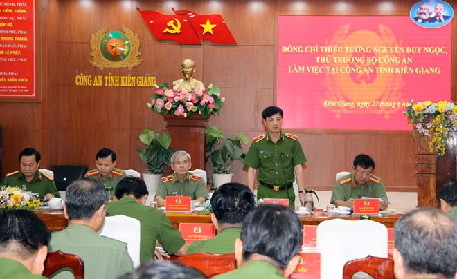 Deputy Minister Nguyen Duy Ngoc speaks at the meeting.
