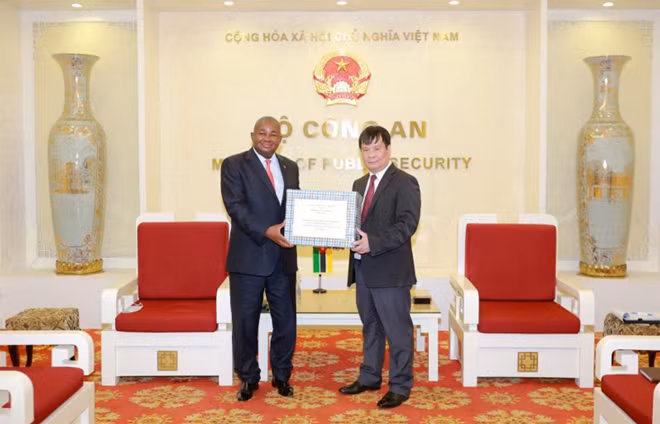 Lt. Gen. Nguyen Thanh Son hands the facemasks supported by the Ministry of Public Security of Vietnam for the Mozambican Ministry of Interior.