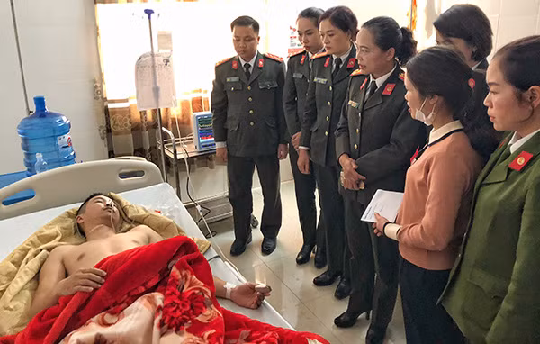 Representatives of the Youth Union and the Women's Union of the Son La Provincial Police Department visit Dung at the hospital.