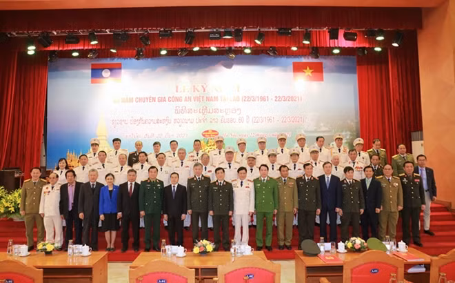Minister To Lam, Ambassador Sengphet Houngboungnuang and other delegates at the ceremony.