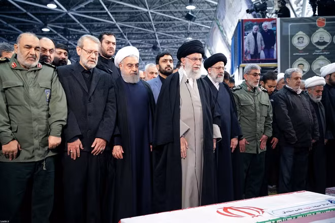 Huge crowds in Iran for general's funeral as new commander promises revenge ảnh 1