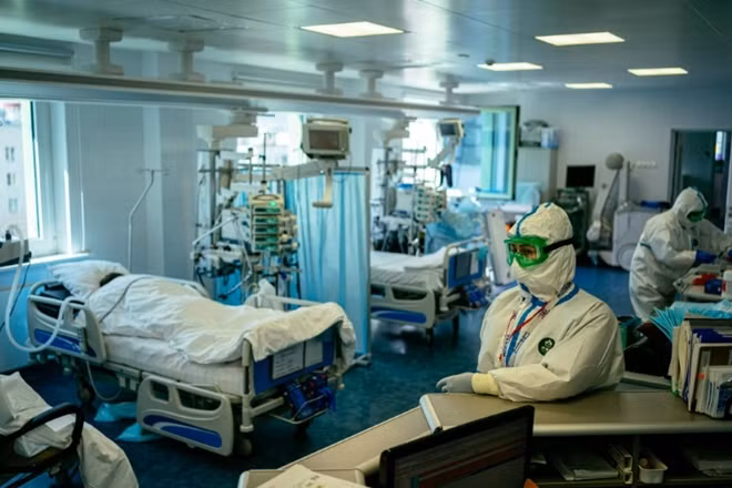 Researchers double U.S. COVID-19 death forecast, citing eased restrictions ảnh 1